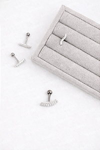 Piercing haste curva cravejada 10mm orelha esquerda - Haste em aço cirurgico e detalhe em prata