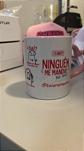 Caneca da Tai meme sem colher