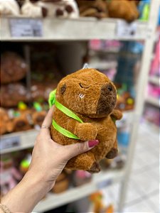 Ursinho capivara mochila pequeno