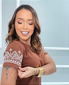 Blusa de Algodão Manga Curta com Bordado Elegante