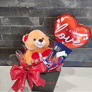 Cesta Presente com Ursinho, Chocolate Lacta 40% e Balão Love