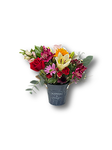 Arranjo de Flores Coloridas em Balde Decorativo