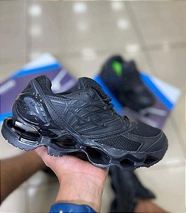 Tênis Mizuno.