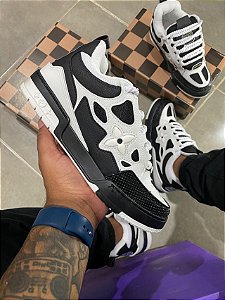 Tênis Louis Vuitton.
