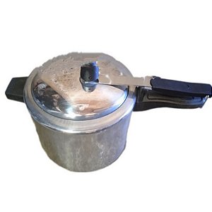 Panela de pressão Mega Alumínio 4 litros e meio.