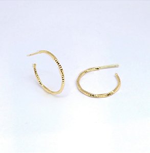 BRINCO ARGOLA MEDIA TRABALHADA BANH OURO 18K - B01499