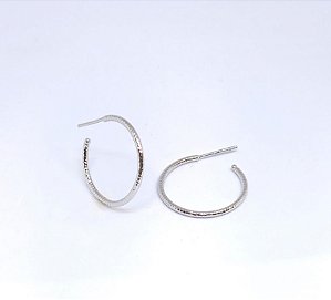 BRINCO ARGOLA MEDIA TRABALHADA RODIO BRANCO - B01499