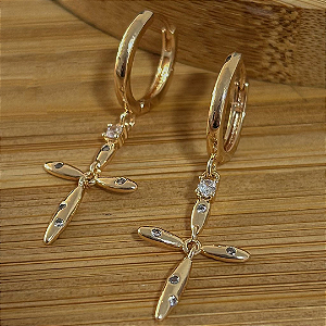 BRINCO ARCOLA CRUCIFIXO