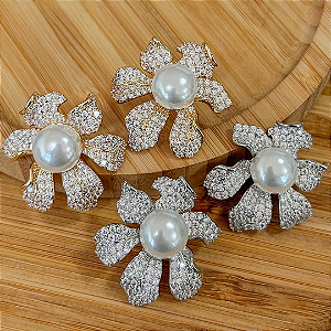 BRINCO FLOR PÉTALAS COM PÉROLA