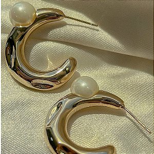 BRINCO MEIA ARGOLA COM PÉROLA