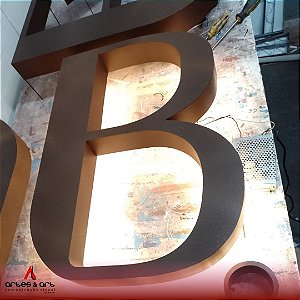 Letra Caixa em Galvanizado com Retroiluminação
