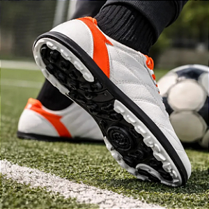 Chuteira Modelo Society em Couro Legitimo Original Marca Ravia Cor Branco Laranja Chuteirinha Solado borracha Costurado Estilo Tenis Reforçado Forte Estilo Escolar Colegial
