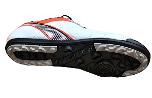 Chuteira Modelo Society em Couro Legitimo Original Marca Ravia Cor Branco Laranja Chuteirinha Solado borracha Costurado Estilo Tenis Reforçado Forte Estilo Escolar Colegial