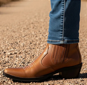 Bota Country Cowboy Sertaneja Cowboy Vaquejada Cavalgada Peao de Rodeio Botina Couro Legitimo Original Marca Campolina Salto Carrapeta Solado Costurad