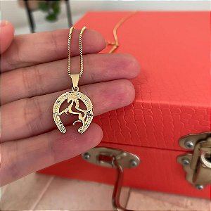 Colar Feminino Cavalo com Ferradura e Pedras de Zircônia