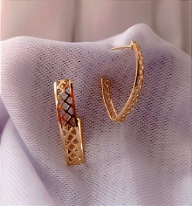 Brinco Meia Argola Vazado Estiloso Banhado Ouro 18k Antialergico