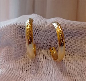 Brinco Argola Formato Tipo C Fosca Moderna Folhas Texturizadas Banhado a Ouro 18k Antialergico