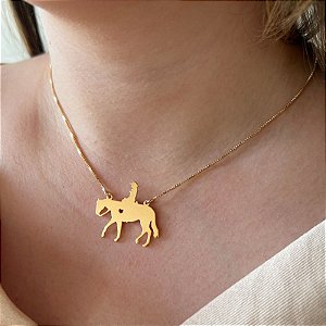Gargantilha Vaqueira com Mulher Cavalgando Banhada a Ouro 18K