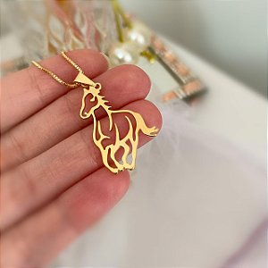 Colar Feminino Cavalo Correndo com Detalhes Vazados Banhado a Ouro 18K