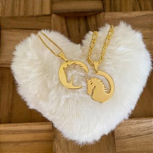Colar Casal Cavalo – Pingentes que se Completam e Formam um Rosto de Cavalo Masculino e Feminino Banhados a Ouro 18K