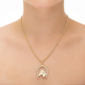 Colar Feminino Cavalo com Ferradura Cravejada no Cordão Baiano Banhado a Ouro 18K