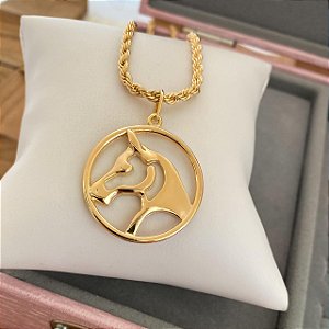 Colar Feminino Rosto de Cavalo no Círculo com Cordão Baiano Banhado a Ouro 18K