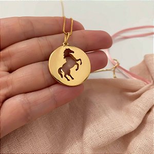 Colar Feminino Medalha Redonda com Cavalo Banhado a Ouro 18K