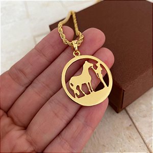 Colar Feminino Cowgirls e Cavalo com Cordão Baiano Banhado a Ouro 18K