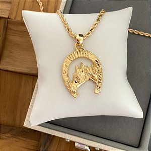 Colar Feminino Cavalo e Ferradura Rústico com Cordão Baiano Banhado a Ouro 18K