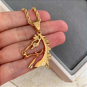 Colar Feminino Cavalo Rosto Vazado com Cordão Baiano Banhado a Ouro 18K