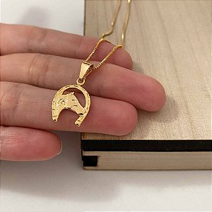 Colar Feminino Cavalo e Ferradura Pequeno e Delicado Banhado a Ouro 18K