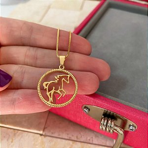 Colar Feminino Cavalo no Círculo Delicado Banhado a Ouro 18K