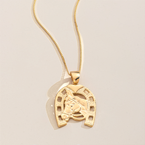 Colar Feminino Cavalo e Ferradura Nobre Banhado a Ouro 18K