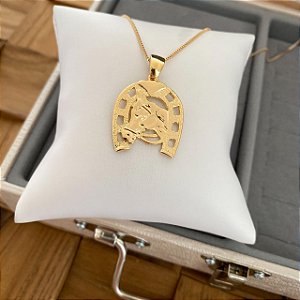 Colar Feminino Cavalo e Ferradura Nobre Banhado a Ouro 18K