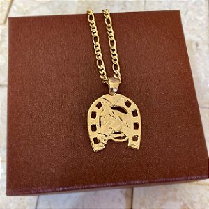 Colar Masculino Cavalo na Ferradura Rústico com Cordão 3x1 Banhado a Ouro 18K