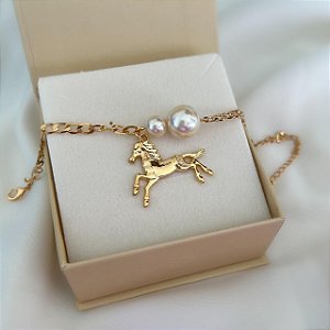 Pulseira Feminina Dupla de Pérolas com Cavalo Banhada a Ouro 18K