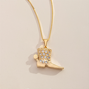 Colar Feminino Bota Cravejada Banhado a Ouro 18K