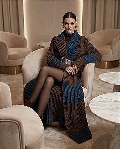 CASACO MIDI BICOLOR EM TRICOT COM BOLSOS (MARRON/AZUL MARINHO)