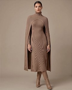 VESTIDO CANELADO EVASÊ COM MAXI CAPA GOLA ALTA EM TRICOT (TERRA)