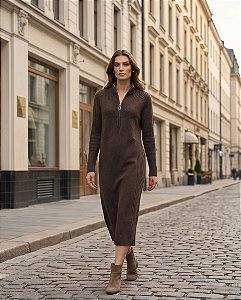 VESTIDO RETO MIDI GOLA ALTA COM ZIPER (MARRON TERRA)