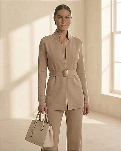 CONJUNTO BLAZER E CALÇA EM TRICOT GOLA PADRE COM CINTO (BEGE NATURAL)