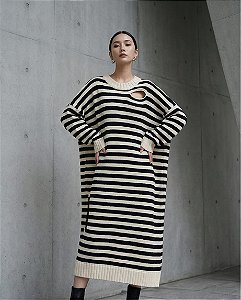 MAXI VESTIDO CONFORT LISTRADO DET. OMBRO (PRETO/OFF)