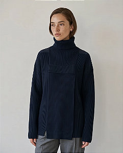 Blusa em tricô com detalhe frontal, gola alta ( marinho)