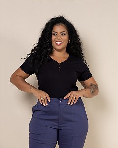 BLUSA MALHA CANELADA COM BOTÃO NO DECOTE MANGA CURTA