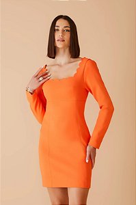 Vestido Curto Decote Ondas