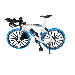 CARRINHO DE FERRO PEQUENO - BICICLETA BRANCA COM DETALHES AZUL BEBE