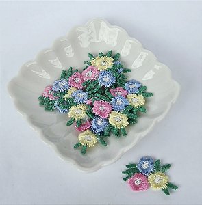 APLIQUE FLOR BORDADA TRIPLA (4 UNIDADES)