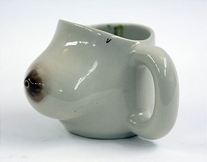 Caneca em porcelana em formato de seio