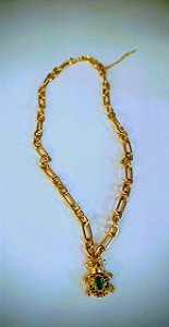 Colar dourado com pedras