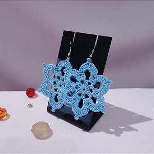 Brinco Flor de crochê azul claro